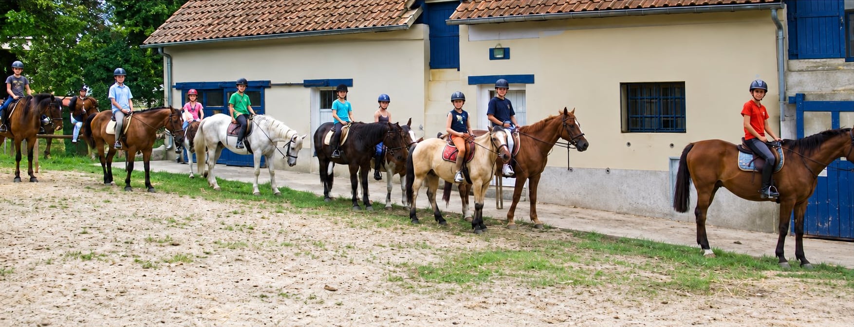 Cavaliers alignés à cheval devant un bâtiment du centre équestre