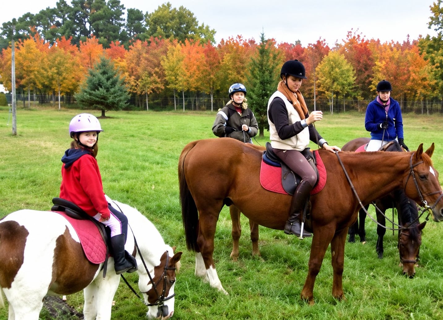 Cavaliers à cheval dans un pré, devant des arbres aux couleurs d’automne