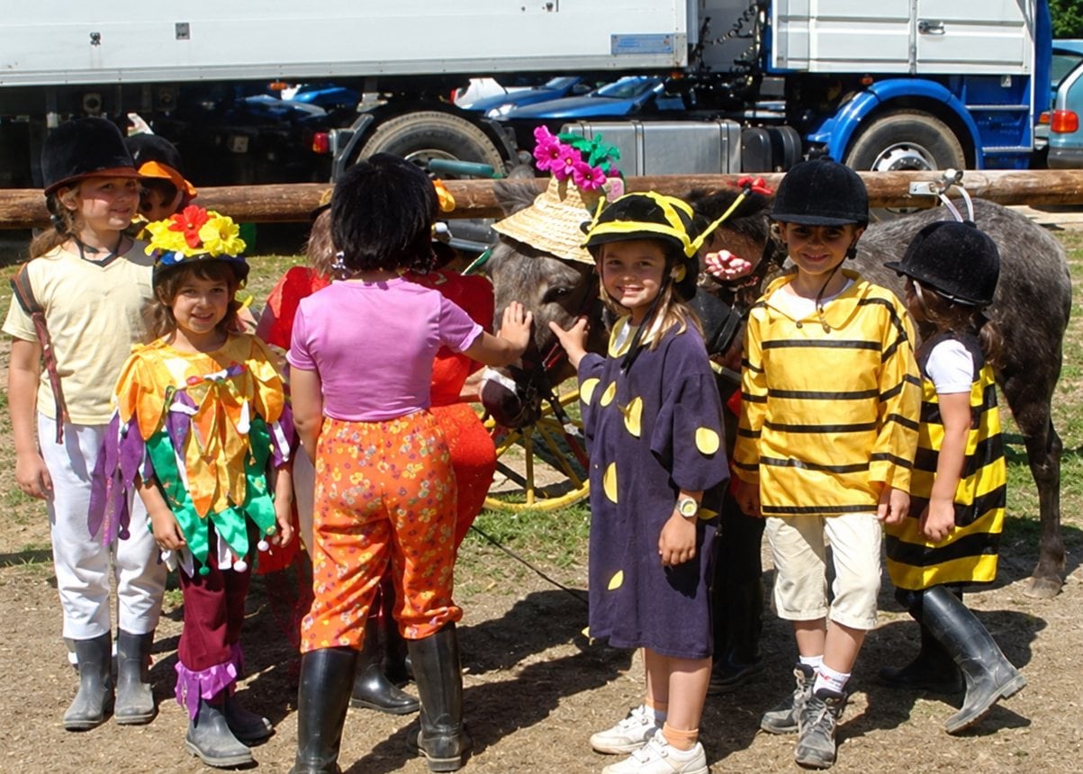 Enfants déguisés posant en plein air
