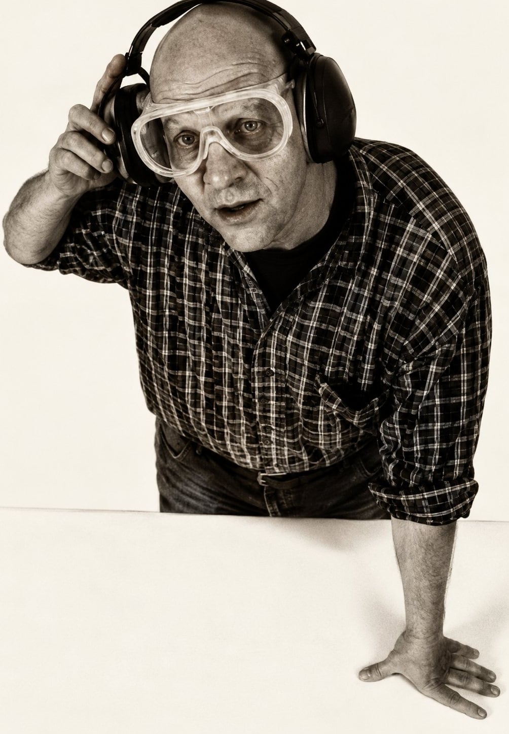 Homme âgé avec casque audio et lunettes