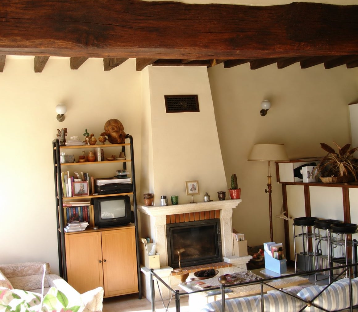 Salon rustique avec cheminée et poutres apparentes