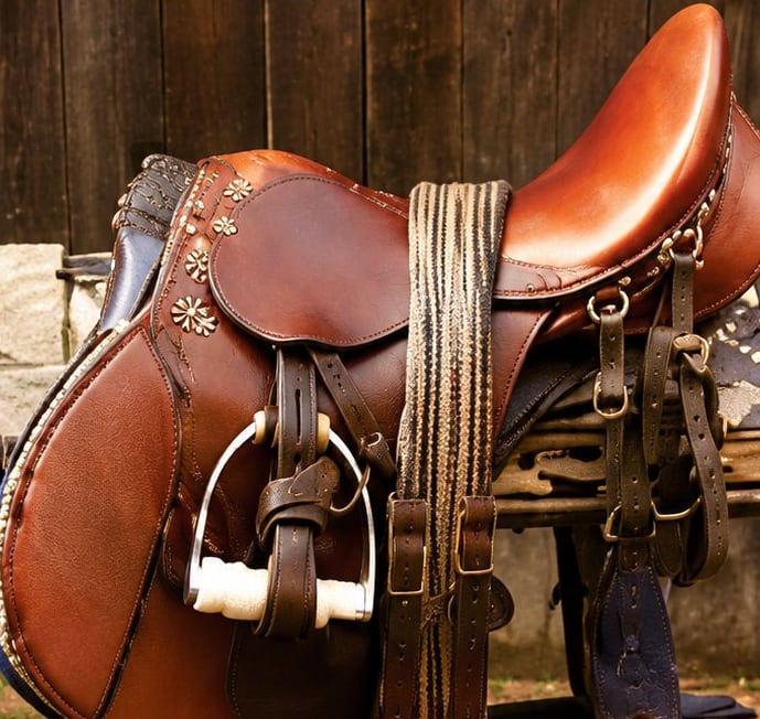 Selle de cuir brun avec ses étriers